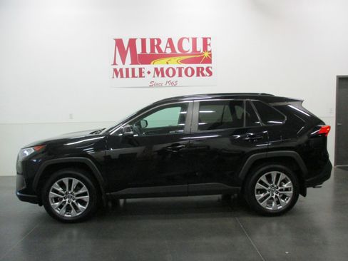 Used 2021 Toyota RAV4 XLE Premium image 2
