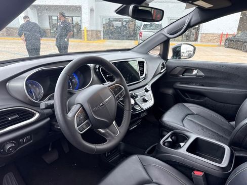Used 2025 Chrysler Pacifica Select FWD image 9