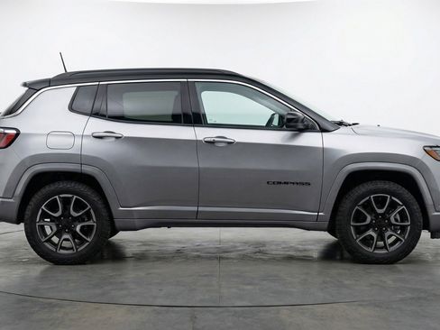 Used 2025 Jeep Compass Trailhawk image 9