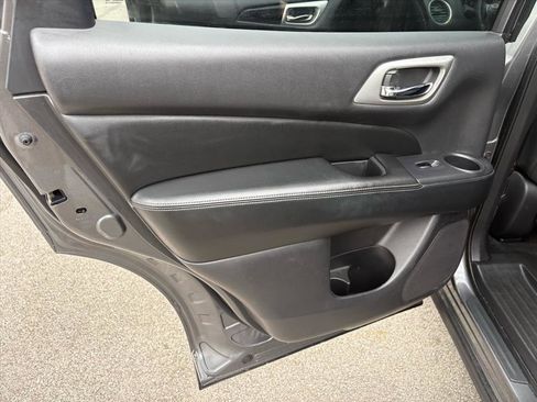 Used 2018 Nissan Pathfinder SV image 28