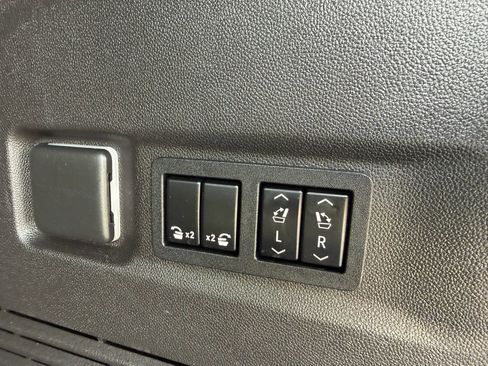 Used 2021 GMC Yukon XL Denali AWD/4WD image 30