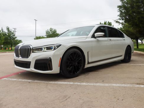 Used 2020 BMW 740i w/ M Sport Package image 3