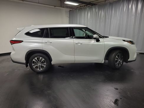 Used 2022 Toyota Highlander XLE AWD/4WD image 9