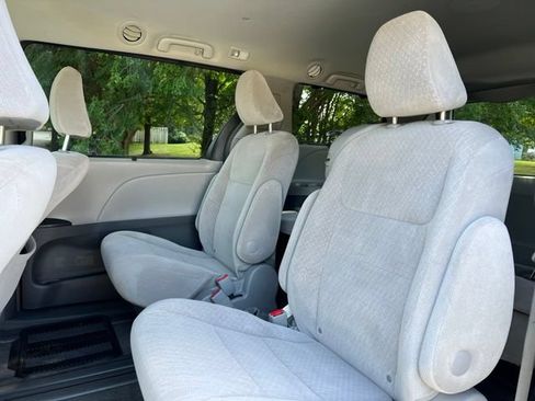 Used 2016 Toyota Sienna LE w/ Outdoor Package FWD image 14