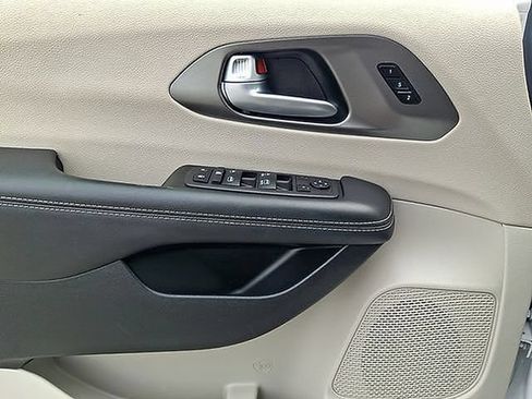 Used 2024 Chrysler Pacifica Touring-L FWD image 16