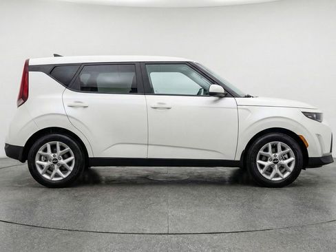 Used 2025 Kia Soul LX w/ LX Technology Package FWD image 11