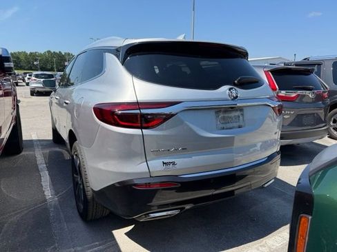Used 2020 Buick Enclave Essence w/ Sport Touring Edition FWD image 4