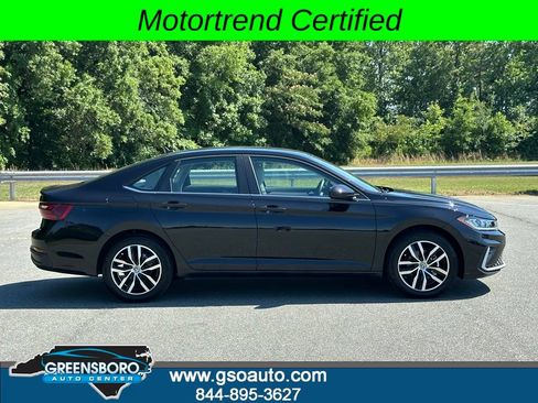 Used 2025 Volkswagen Jetta SE FWD image 9