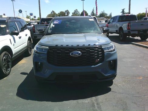 Used 2025 Ford Explorer ST AWD/4WD image 2