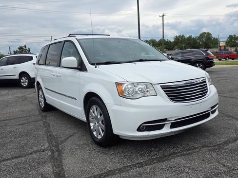 Used 2016 Chrysler Town & Country Touring FWD image 7