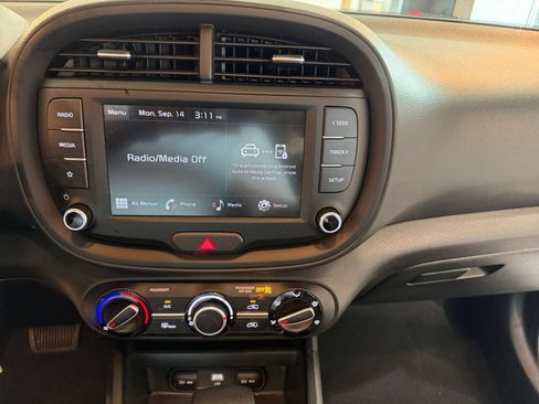 Used 2025 Kia Soul LX w/ LX Technology Package FWD image 16