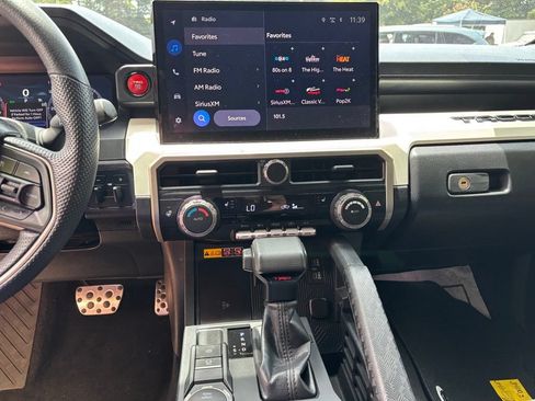 Used 2022 Toyota Highlander XLE FWD image 13