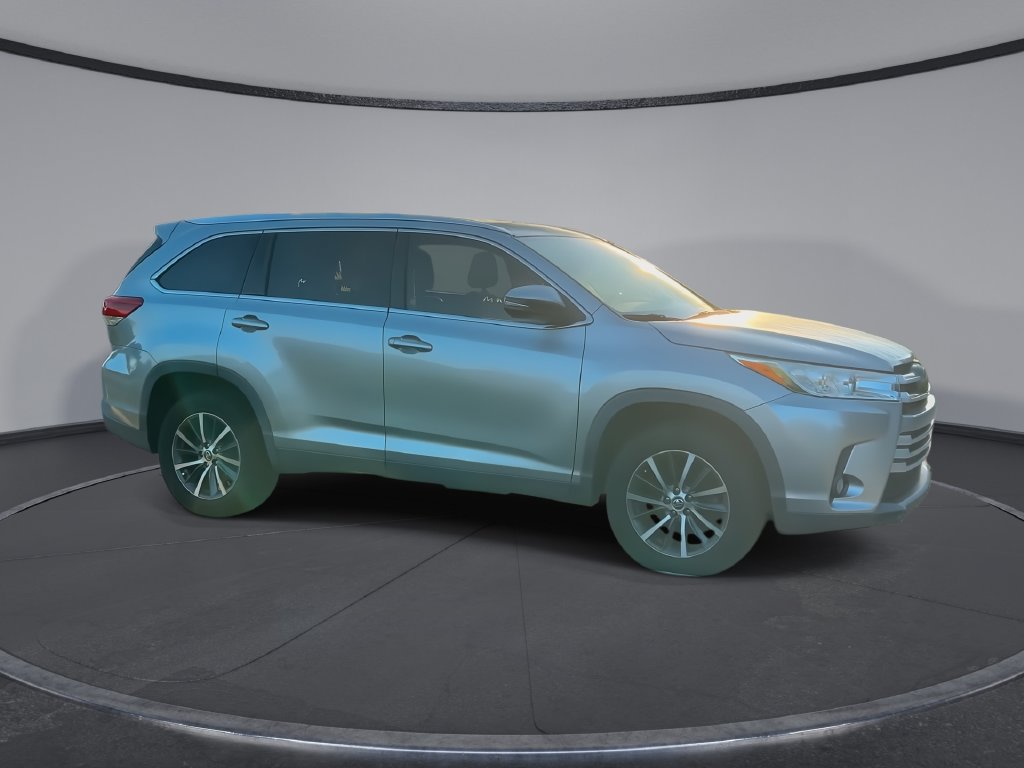Used 2019 Toyota Highlander XLE FWD image 2