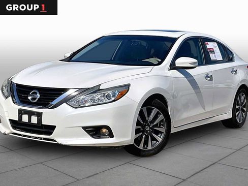 Used 2017 Nissan Altima 2.5 SV w/ Convenience Package FWD image 1
