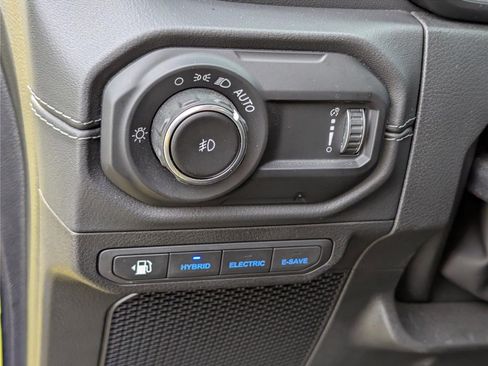 Used 2024 Jeep Wrangler Sahara image 21