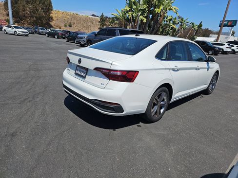 Used 2023 Volkswagen Jetta SE w/ Panoramic Sunroof Package FWD image 5