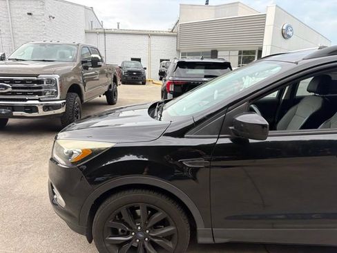 Used 2017 Ford Escape SE w/ SE Sport Appearance Package FWD image 4