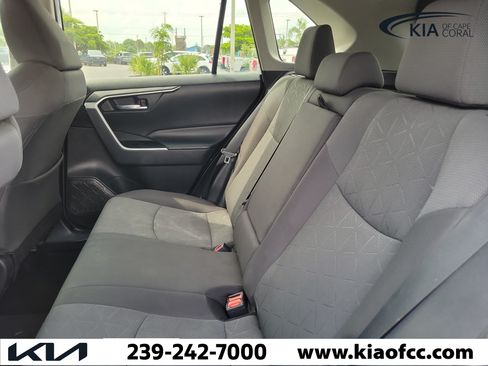 Used 2021 Toyota RAV4 XLE FWD image 9