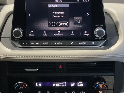 Used 2025 Nissan Rogue SV image 15