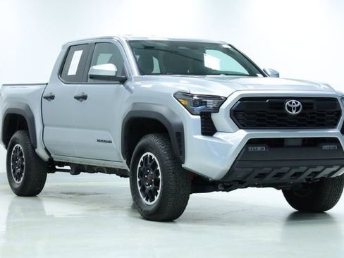 Used 2025 Toyota Tacoma TRD Off-Road AWD/4WD image 3