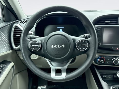 Used 2023 Kia Soul LX w/ LX Technology Package FWD image 12