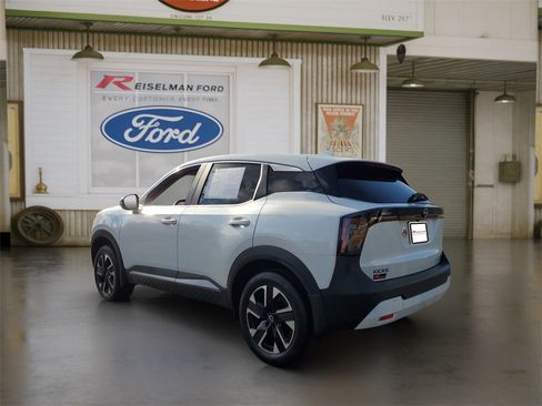Used 2025 Nissan Kicks SV image 3