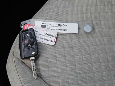 Used 2018 Volkswagen Tiguan S image 32