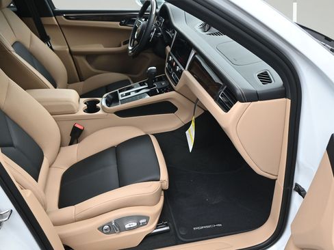 Certified 2026 Porsche Macan AWD/4WD image 11
