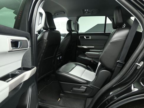 Certified 2022 Ford Explorer XLT w/ Equipment Group 202A image 17