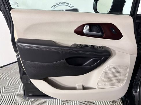 Used 2017 Chrysler Pacifica Limited w/ UConnect Theater Package image 11