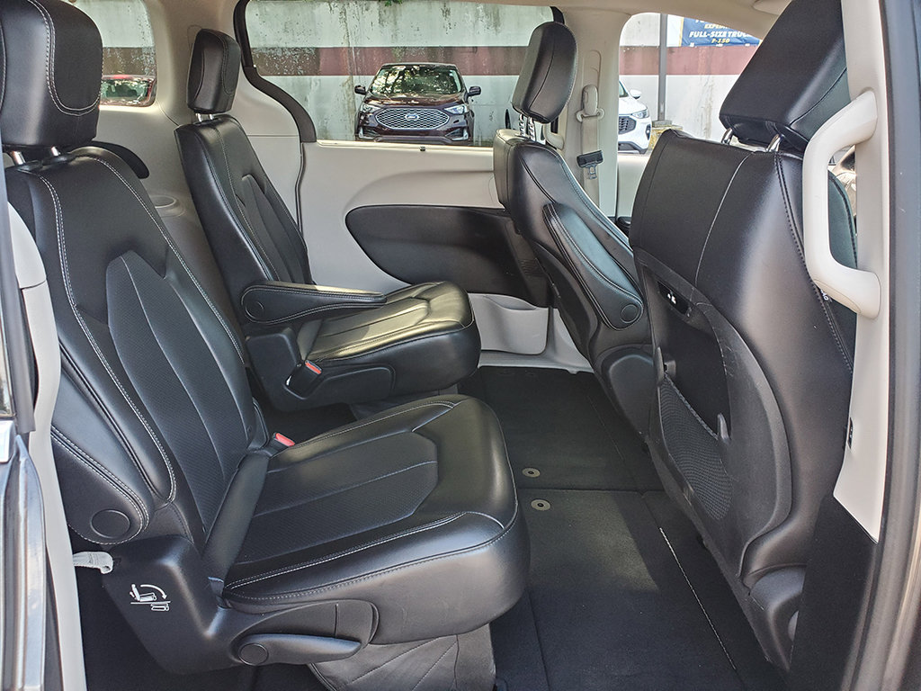 Used 2023 Chrysler Pacifica Touring-L FWD image 17