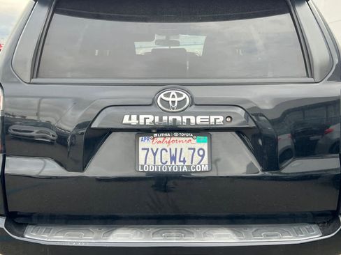 Used 2017 Toyota 4Runner SR5 AWD/4WD image 19