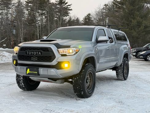Used 2018 Toyota Tacoma TRD Sport w/ Technology Package image 6