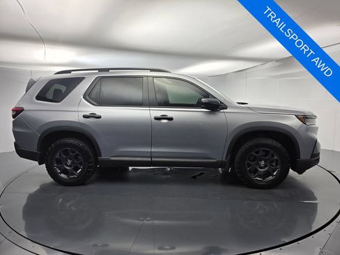 Used 2025 Honda Pilot TrailSport image 3