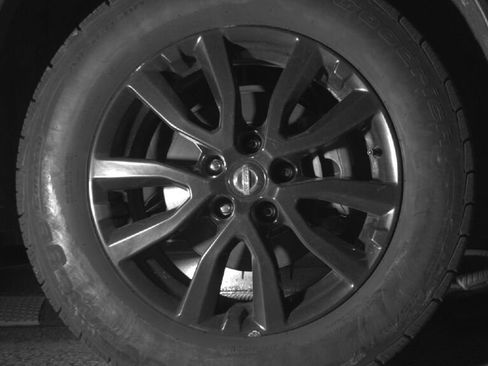 Used 2017 Nissan Rogue SV w/ Midnight Edition image 11