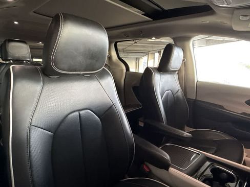 Used 2023 Chrysler Pacifica Limited FWD image 28