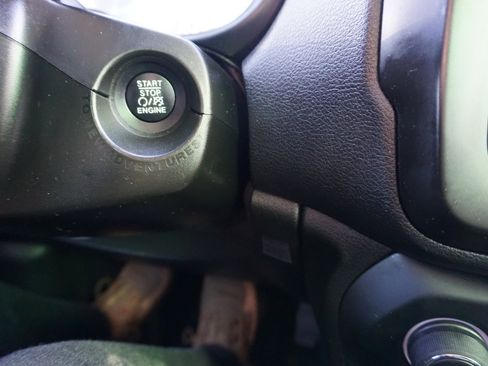 Used 2020 Jeep Renegade Latitude w/ Cold Weather Group image 16