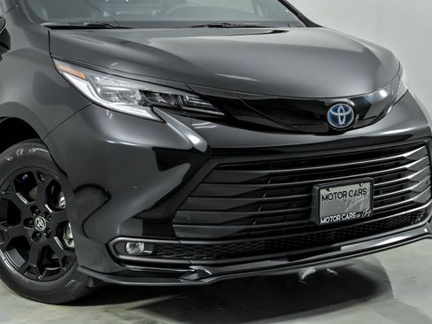 Used 2025 Toyota Sienna XLE Woodland Edition AWD/4WD image 2
