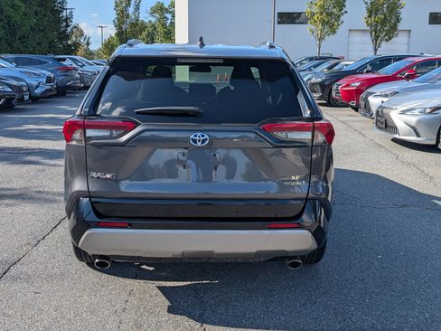Used 2022 Toyota RAV4 SE image 4