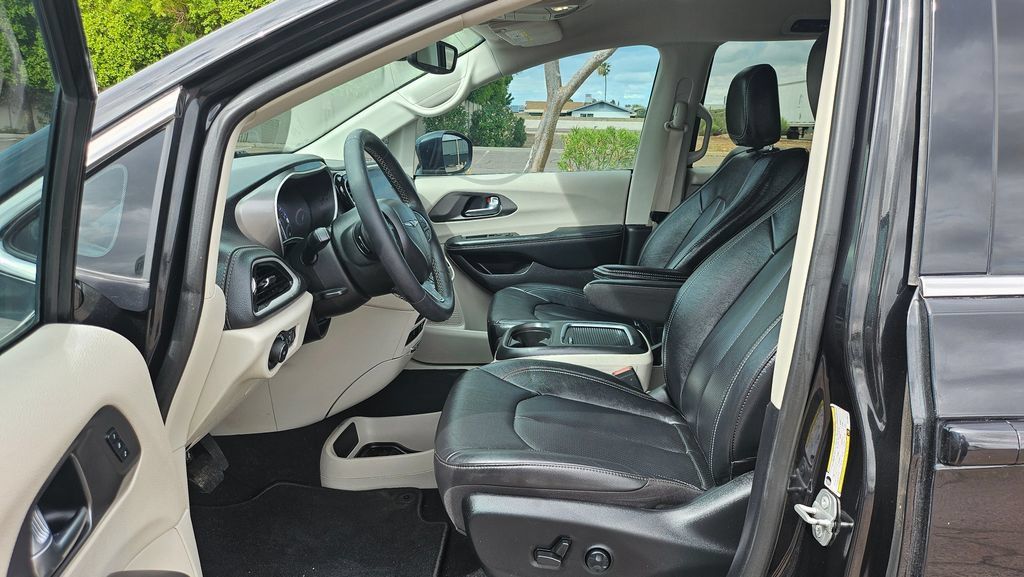Used 2022 Chrysler Pacifica Touring-L FWD image 30