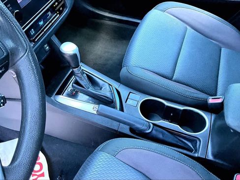 Used 2018 Toyota Corolla LE FWD image 20