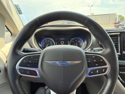 Used 2021 Chrysler Pacifica Touring-L AWD/4WD image 15