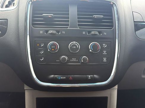 Used 2018 Dodge Grand Caravan SE w/ UConnect Hands-Free Group FWD image 35
