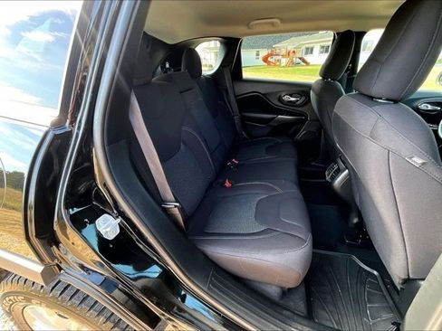 Used 2019 Jeep Cherokee Latitude w/ Popular Appearance Group AWD/4WD image 25