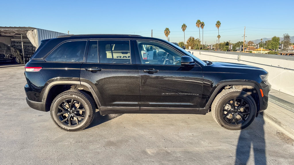 Used 2025 Jeep Grand Cherokee Altitude AWD/4WD image 13