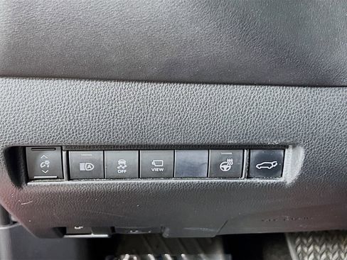 Used 2021 Toyota Venza Limited w/ Advanced Technology Package image 9