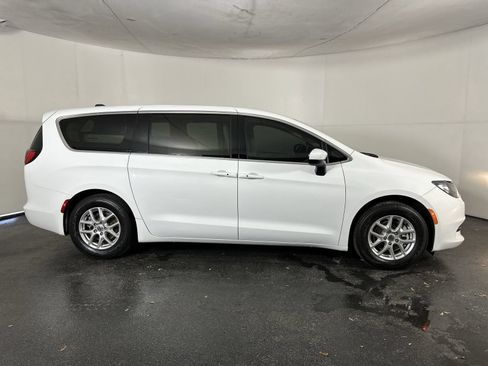 Used 2023 Chrysler Voyager LX FWD image 9