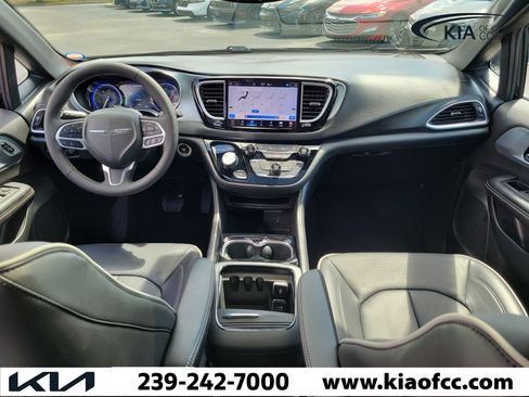 Used 2026 Chrysler Pacifica Limited FWD image 15
