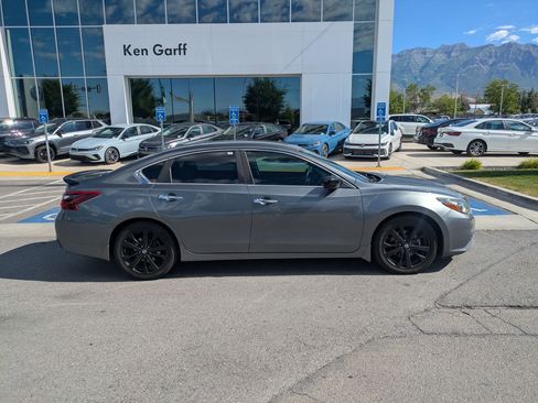 Used 2017 Nissan Altima 2.5 SR w/ Midnight Edition Package FWD image 2