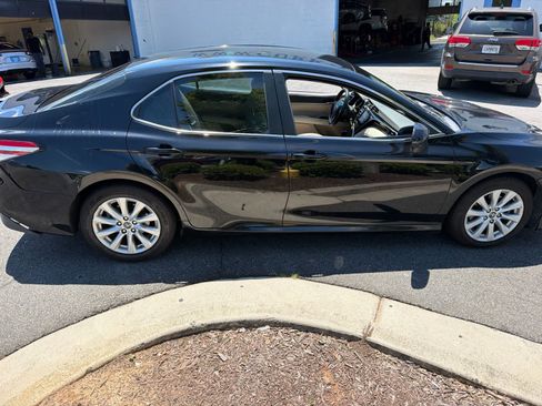 Used 2018 Toyota Camry LE FWD image 17